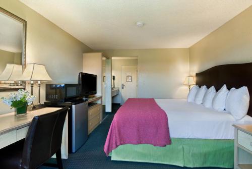 Oxford Suites Lancaster - image 6