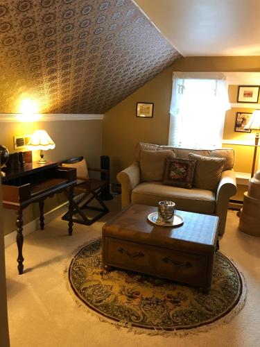A Williamsburg White House Inn - image 4