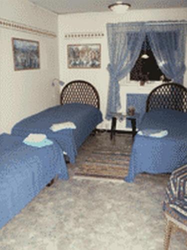 3 twin beds