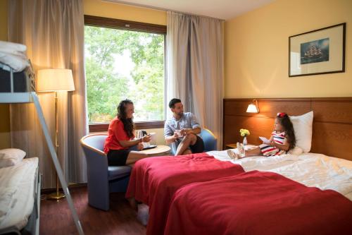 2 twin beds, 2 bunk beds