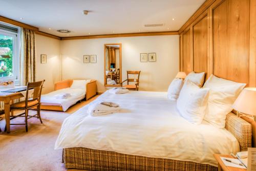 1 king bed, 1 sofa bed
