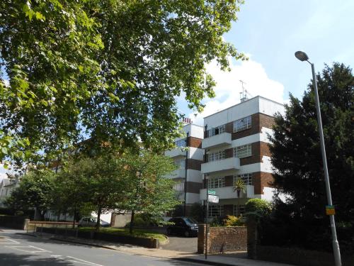 2 Bed Apartment In Viceroy Lodge Central Surbiton Incl Free Parking, , Surrey