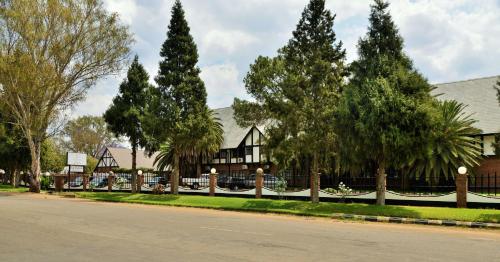 Entrance, Cresta Churchill Hotel in Bulawayo