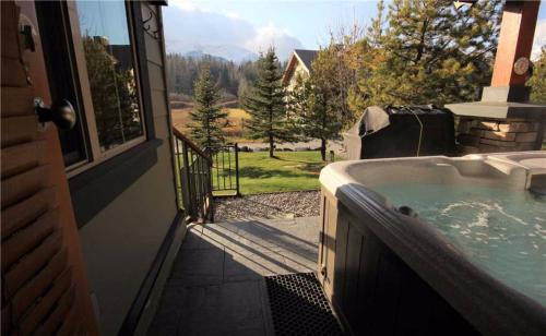 Pinnacle Ridge Chalets by Fernie Lodging Co