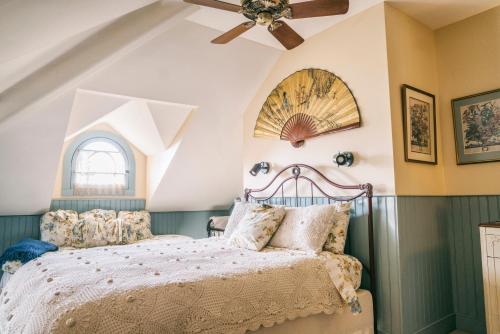 1 queen bed, 3 twin beds