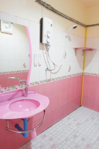 Bathroom, Jarawee Resort in Thung Tako