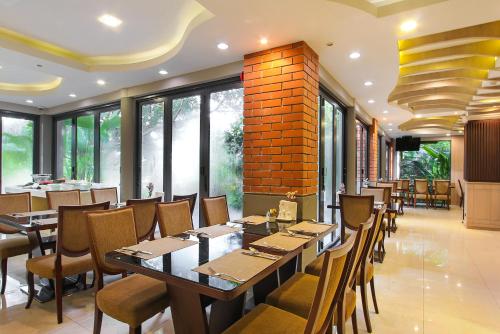 Restaurant, Rimnaam Klangchan Hotel in Chanthaburi