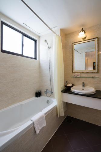 room detail thumbnail 2