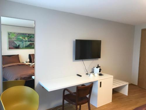 Standard Twin Room with Mountain View