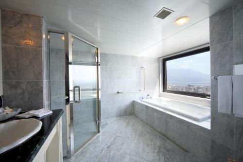 room detail thumbnail 2