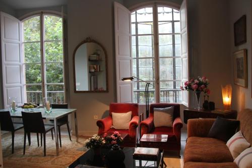 Elegant 2 Bedroom Apartment in Historic 1882 Building Central Sevilla Private Parking & Country Club Access, Sewilla
