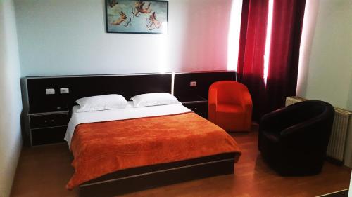 1 queen bed, 1 twin bed