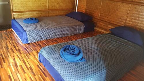 Standard Twin Room with Garden View image 3