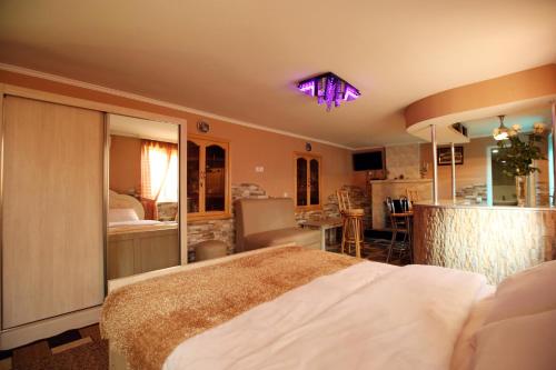 1 queen bed, 1 twin bed