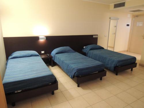 3 twin beds
