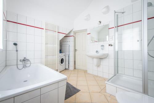 Ferienwohnung und Zimmer am Burgplatz - image 2