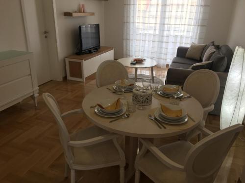 One-Bedroom Apartment image 7