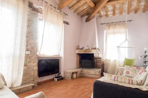 Koplietošanas atpūtas telpa ar TV, Attico con Terrazza panoramica vista lago - LAKEHOLIDAY IT in Castel Di Tora