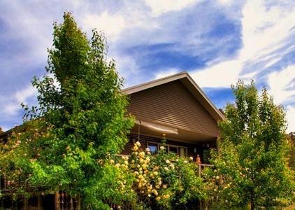 Blue Cliffs Retreat Hotel