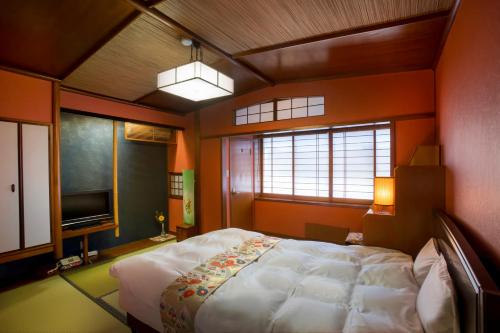 Japanese-Style Double Room with Tatami Floor - Breakfast and Seasonal Kaiseki Dinner Included