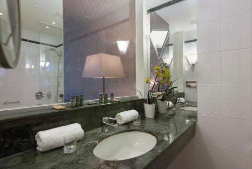 room detail thumbnail 2