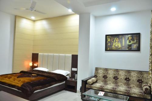 Hotel Popular Hotel Popular is perfectly located for both business and leisure guests in Amritsar. The property offers a high standard of service and amenities to suit the individual needs of all travelers. Service