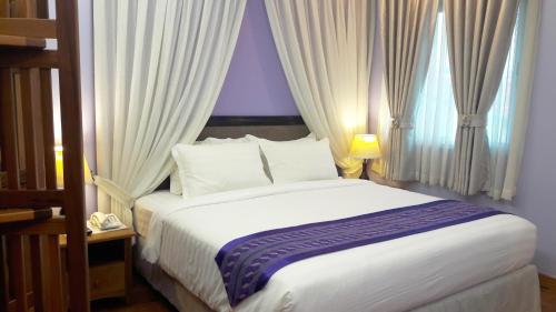 Grand Laurel Hotel Grand Laurel Hotel is conveniently located in the popular Downtown Yangon area. The property offers a high standard of service and amenities to suit the individual needs of all travelers. 24-hour fron