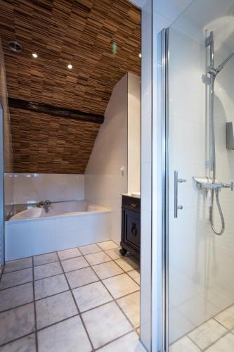 Bathroom, Boutique Hotel Bonjour in Gronsveld