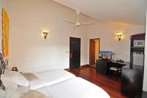 Twin Room image 3