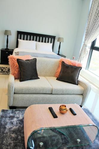 Pat Luxurious Studio Pat Luxurious Studio