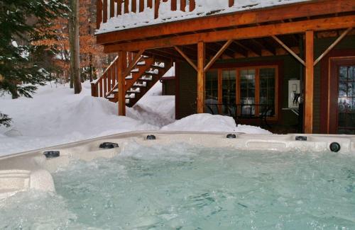 Kolam air panas, Chalets Alpins- 4 Chemin des Montagnards in Stoneham (QC)