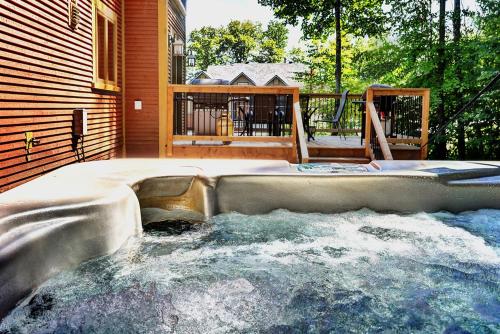 bain à remous, Chalets Alpins -11 Chemin des Montagnards in Stoneham (QC)