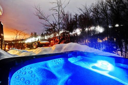 Hot tub, Chalets Alpins - 10 Chemin des Skieurs in Stoneham (QC)