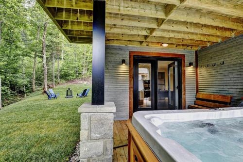 cadă fierbinte, Chalet 04 Chemin Blanc by Les Chalets Alpins in Stoneham (QC)