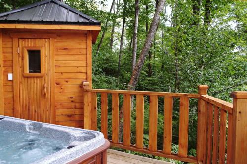 Hot tub, Chalets Alpins -09 Chemin Alpin in Stoneham (QC)