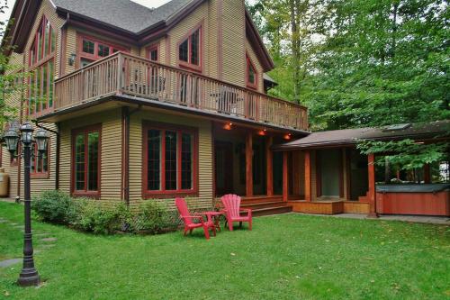 Exterior view, Chalets Alpins- 6 Chemin des Montagnards in Stoneham (QC)