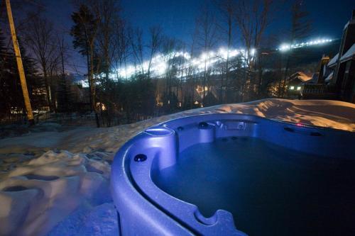 Bañera de hidromasaje, Chalets Alpins- 39 Chemin des Skieurs in Stoneham (Quebec)
