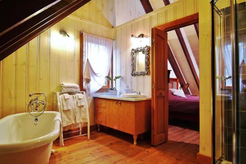 Bad, Chalet 9017 Chemin des Alpages by Les Chalets Alpins in Stoneham (QC)