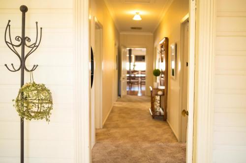 Bidgee Motor Inn in เฮย์