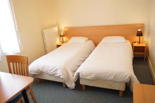 Chambre quadruple, vue sur la rue