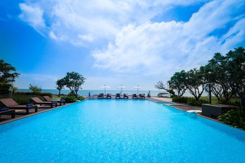 Swimming pool, i Tara Resort & Spa in Phetchaburi