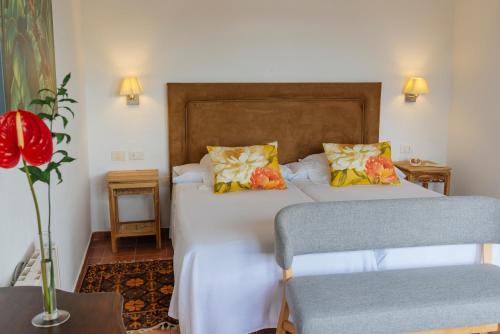 Caserio de Mozaga Stop at Rusticae Caserio de Mozaga Hotel to discover the wonders of Lanzarote. The hotel has everything you need for a comfortable stay. Facilities like luggage storage, room service, car hire, restau