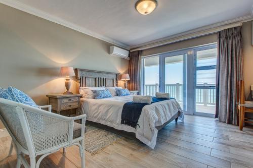 1 queen bed, 1 sofa bed