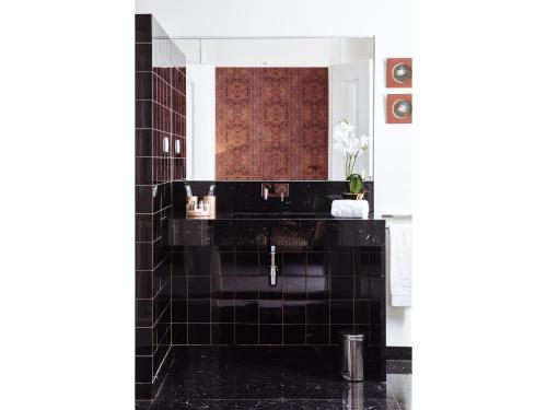 Dear Lisbon - Gallery House - image 5