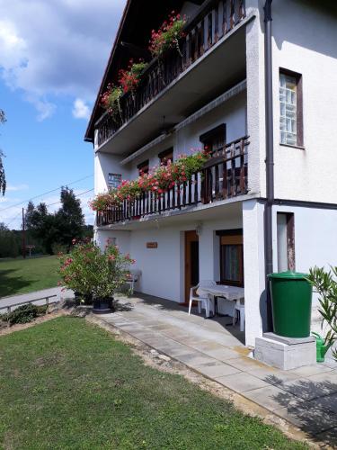 Ferienwohnung & Gästezimmer Familie Englstorfer, Pension in Burgau