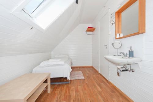 Single Room with Shared Bathroom