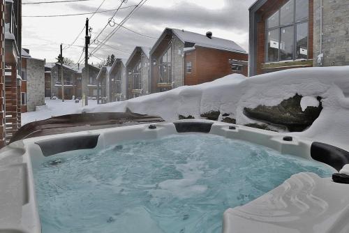Hot tub, Chalet 15 Chemin des Quarante by Les Chalets Alpins in Stoneham (QC)