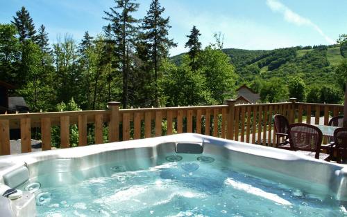 Hot tub, Chalet- 10 Chemin Alpin in Stoneham (QC)