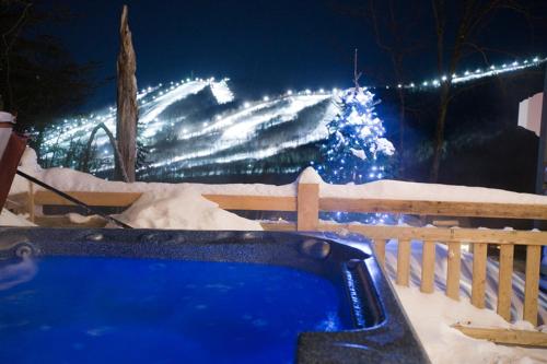 cadă fierbinte, Chalet 17 Chemin Blanc by Les Chalets Alpins in Stoneham (QC)