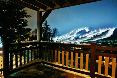 Balcony/terrace, Chalet 17 Chemin Blanc by Les Chalets Alpins in Stoneham (QC)